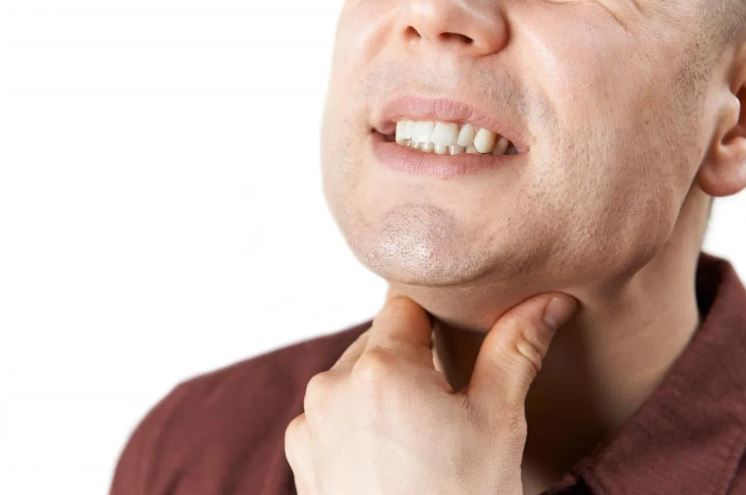 El dolor de garganta, asociado a otros síntomas, pueden experimentar las personas enfermas de coronavirus. (Foto Prensa Libre: Internet)