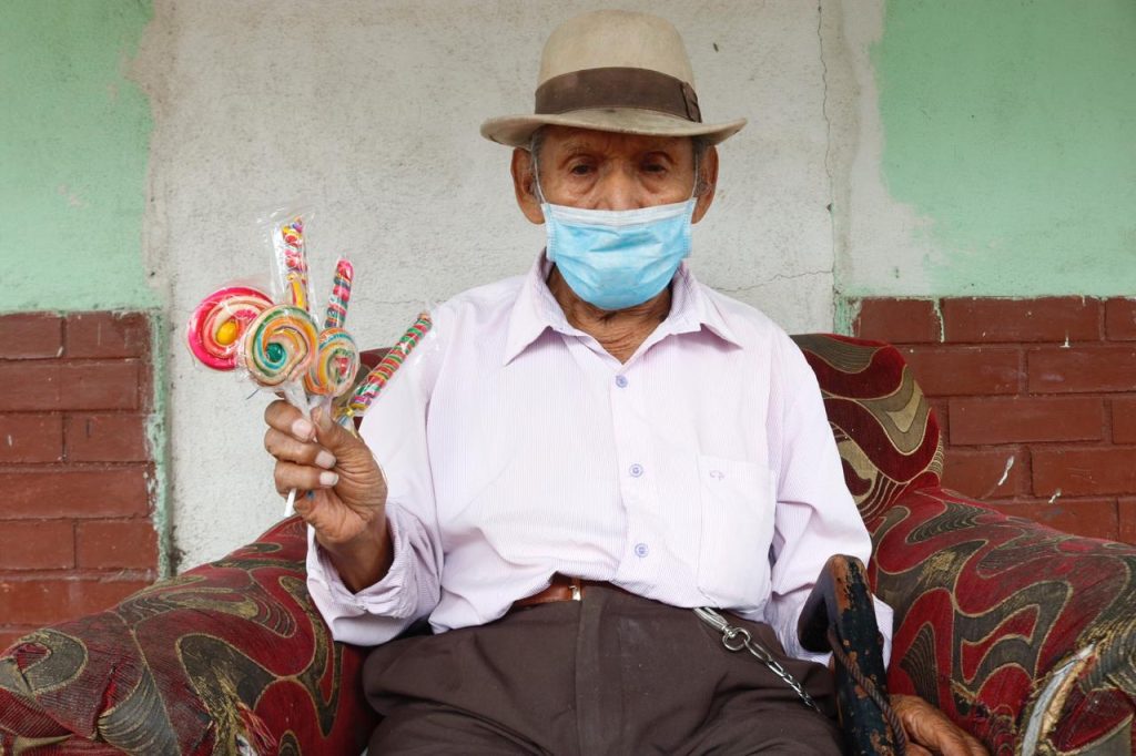 Don Pedrito vende paletas para pagar su alquiler