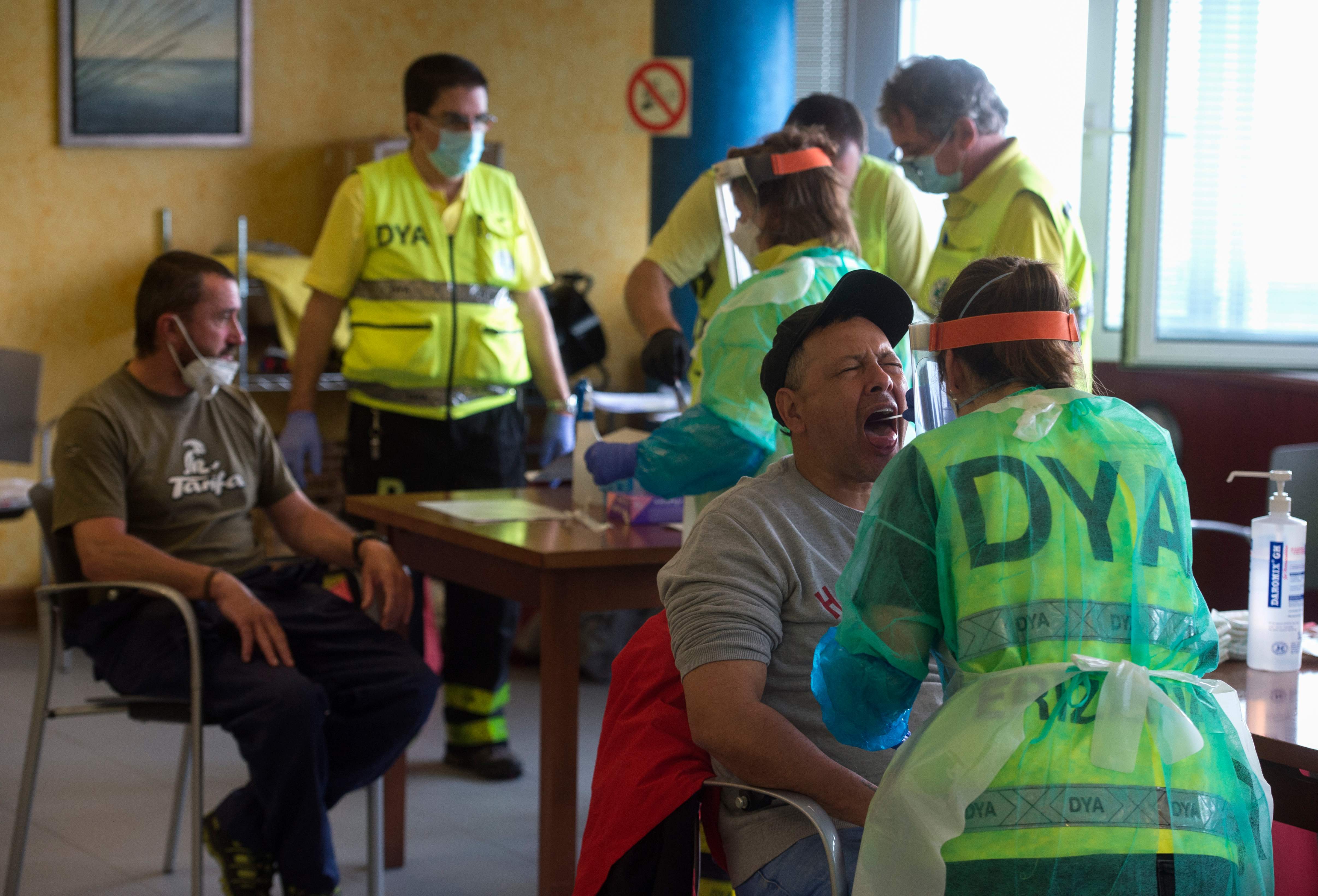 Las pruebas se realizarán a una muestra de 150 mil  personas en todo el territorio nacional. (Foto Prensa Libre: AFP)