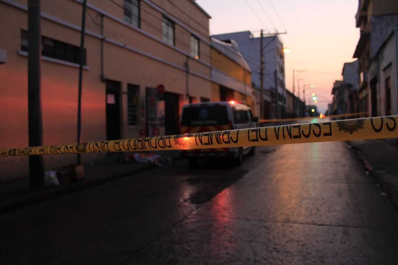 Selección de imágenes del día. Una persona falleció en la esquina de la 16 calle y 9na. Avenida zona 1. Según versiones de vecinos, la persona cayó del tercer piso de una vivienda. Foto Prensa Libre: Byron García
