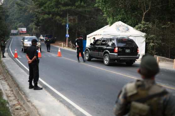El Ejército y la Policía Nacional Civil resguardan el tránsito de personas en el ingreso a San Pedro, Sacatepéquez, este ha sido uno de los lugares más afectados por el Coronavirus en Guatemala. Foto Prensa Libre: Óscar Rivas