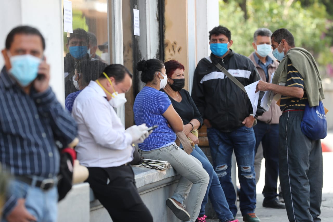 Ciudadanos usan mascarilla para evitar más contagios de coronavirus. (Foto: Prensa Libre: Hemeroteca).
