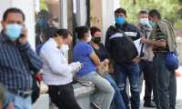 Ciudadanos usan mascarilla para evitar más contagios de coronavirus. (Foto: Prensa Libre: Hemeroteca).