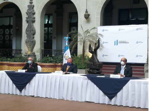 Ministros de Economía, Trabajo y viceministro de la pequeña empresa firman acuerdo para dar apoyo a empleados. (Foto Prensa Libre: Carlos Hernández)