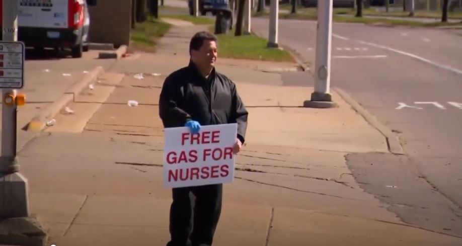 Buenas acciones en tiempos de coronavirus: un hombre gasta sus ahorros para comprar gasolina y regalarla a enfermeros