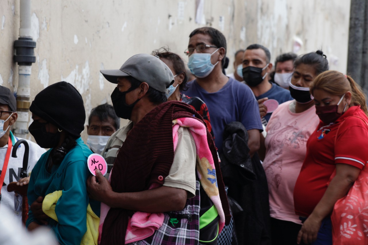 Pacientes renales esperan afuera de Unaerc, unidad donde se confirmaron casos de coronavirus. (Foto Prensa Libre: Noé Medina)
