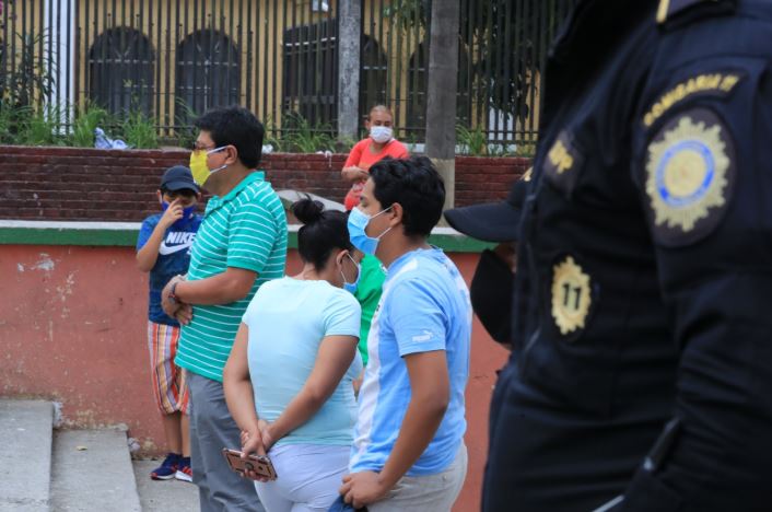 Varias personas visitaron las iglesias en la zona 1 durante la Semana Santa, a pesar de que permanecían cerradas. (Foto Prensa Libre: Juan Diego González)