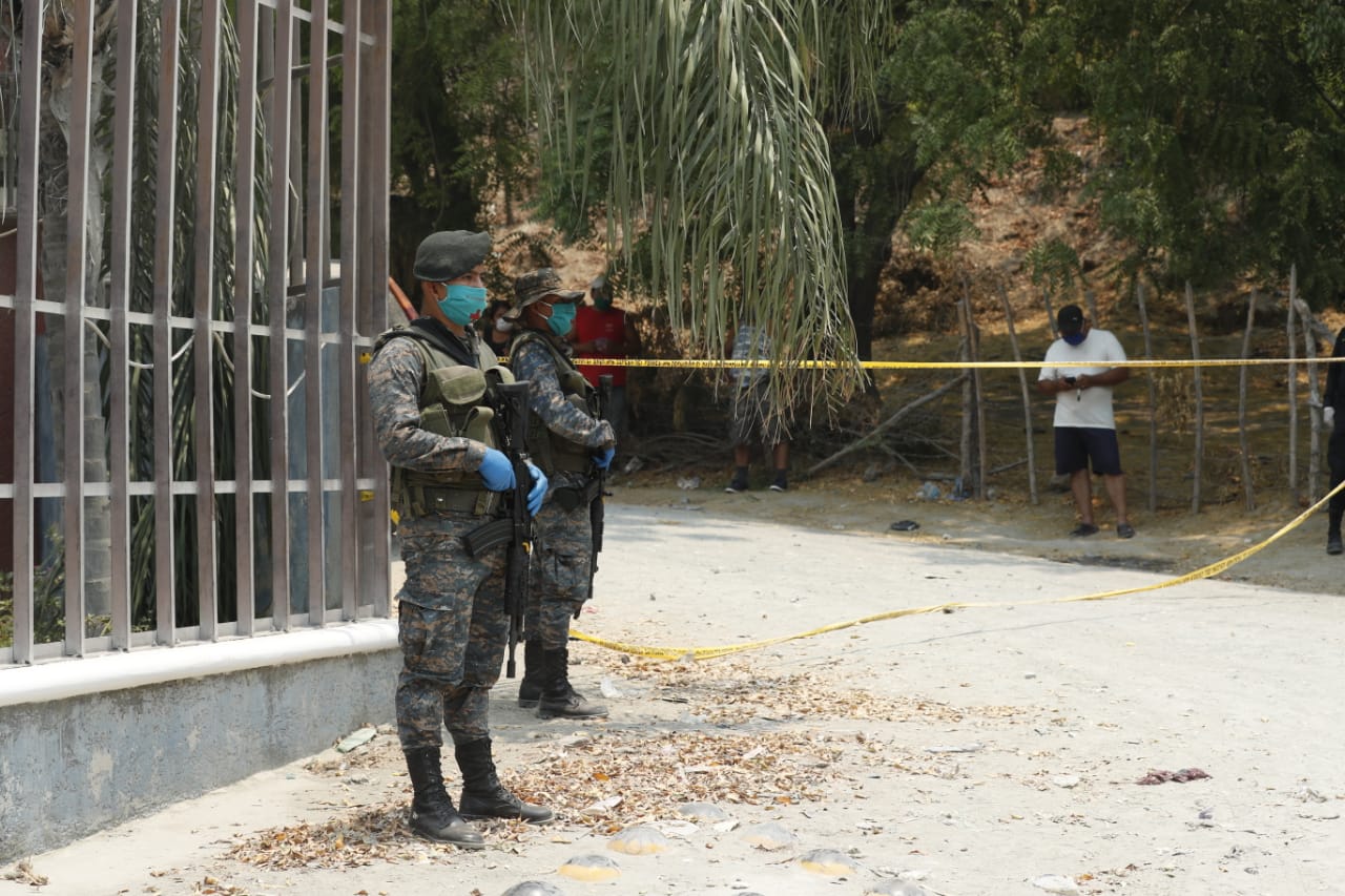 Autoridades de seguridad cerraron el ingreso a Ixcanal para evitar la propagación del coronavirus. (Foto Prensa Libre: Esbin García)