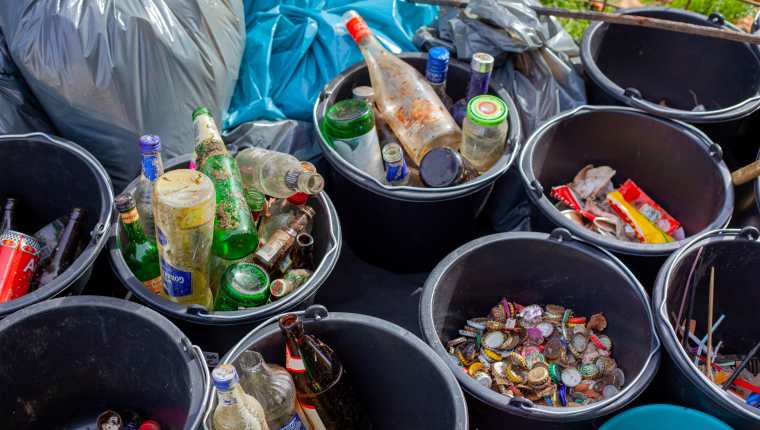 Aprender a desechar adecuadamente sus residuos sólidos puede contribuir a promover el cuidado del medio ambiente. (Foto Prensa Libre: Unsplash)
