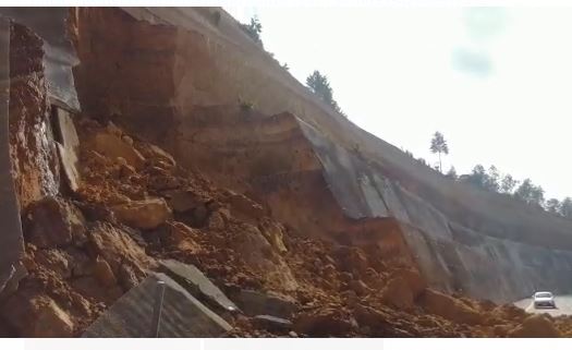 El daño en el talud generó deprendimiento de tierra y piedras sobre la carretera. (Foto Prensa Libre: Víctor Chamalé)