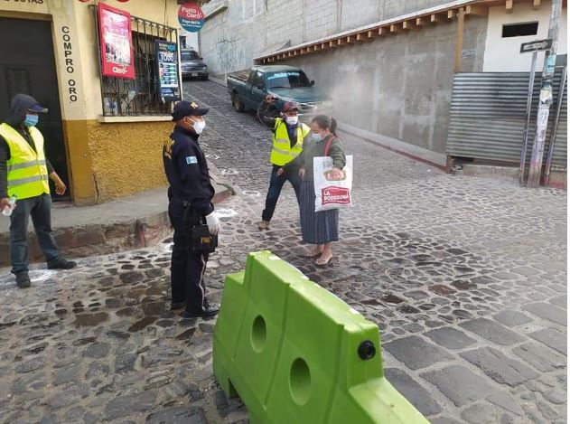 Las acciones de limpieza son implementadas en muchos municipios para reducir los contagios. (Foto Prensa Libre: Darío Chiquitó)