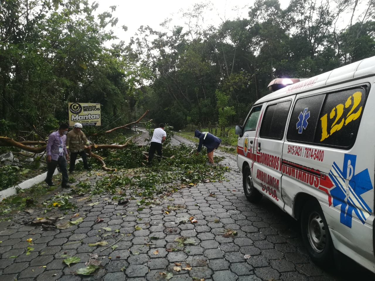 En Samayac, Suchitepéquez, la lluvia derribó postes de energía eléctrica y árboles. (Foto Prensa Libre: Conred)