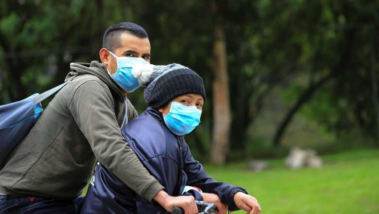 El uso de las mascarillas se ha popularizado entre la población mundial, como una medida de protección contra el covid-19. (Foto Prensa Libre: EFE)