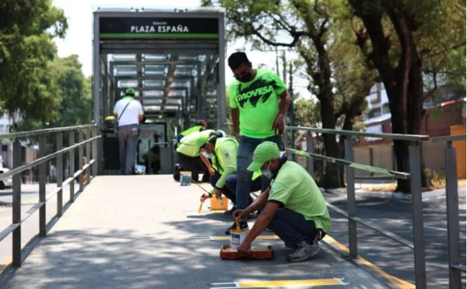 Los equipos de trabajo de la Municipalidad de Guatemala comenzaron a marcar la distancia. (Foto Prensa Libre: cortesía)