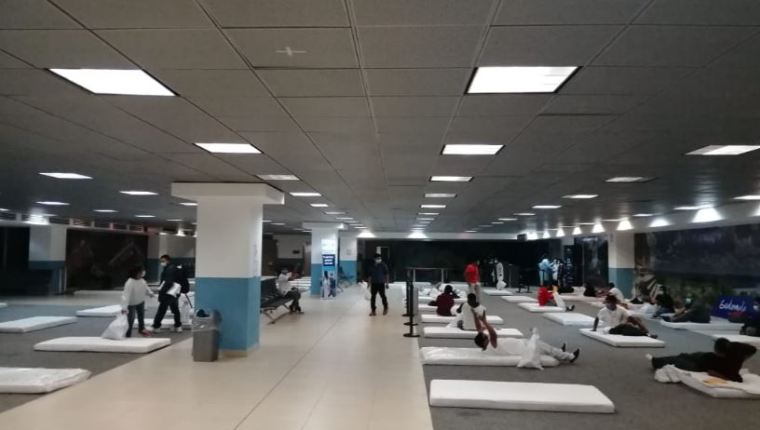 Un grupo de guatemaltecos deportados durmió la noche del 14 de abril en un ambiente del aeropuerto la Aurora. (Foto Prensa Libre: Hemeroteca PL)