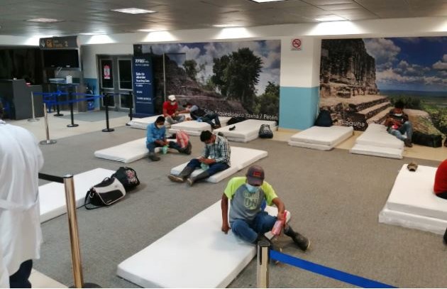 La Procuraduría de los Derechos Humanos evaluó la situación de los guatemaltecos deportados en el Aeropuerto Internacional la Aurora, en zona 13, y constató carencias. (Foto Prensa Libre: Cortesía)