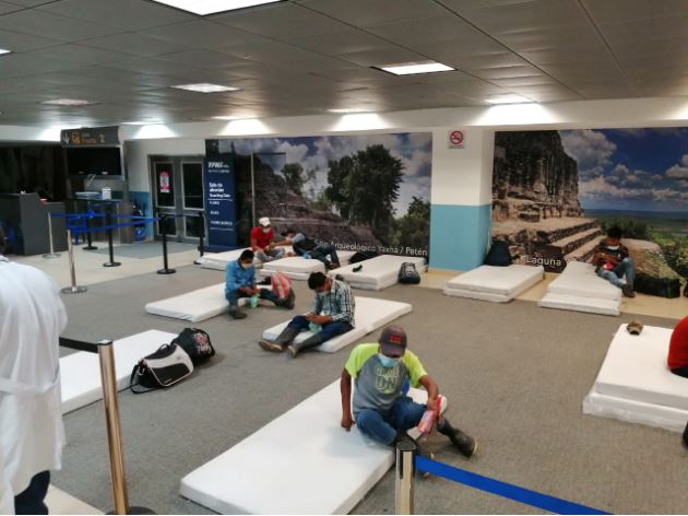 La PDH señala que los deportados duermen a un distanciamiento no adecuado y pide la inversión de recursos para darle a los migrantes un trato digno al arribar. (Foto Prensa Libre: cortesía)