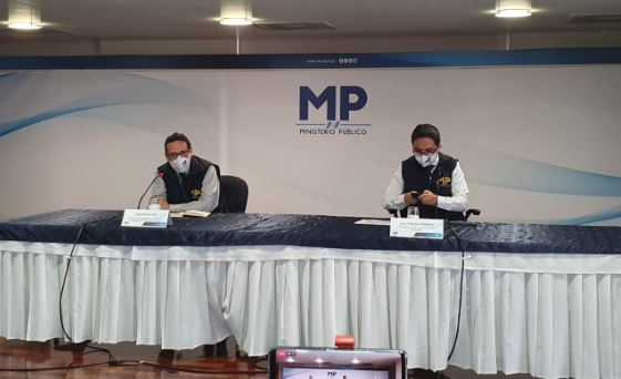 Fiscales de la FECI en conferencia de prensa para denunciar actos anómalos. (Foto Prensa Libre: MP)