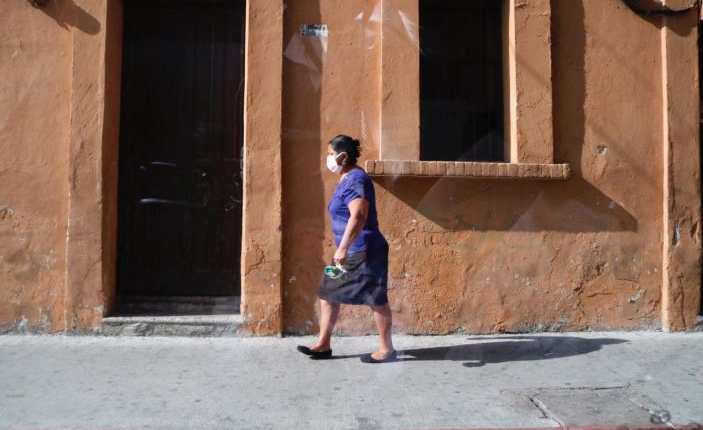 Todas las personas deben utilizar mascarilla al salir. (Foto Prensa Libre: Fernando García)