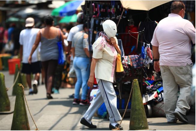 Una mujer camina con el rosto cubierto con una máscara para protegerse del coronavirus. (Foto Prensa Libre: Carlos Hernández)