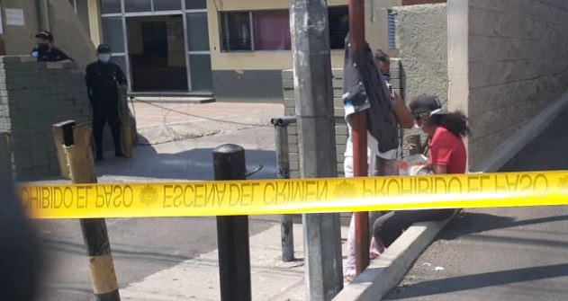 Los cuerpos de socorro llegaron a la comisaría 16 para evaluar al niño que falleció.  (Foto Prensa Libre: Mynor Espinoza)