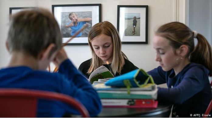 Clase en casa, millones de niños y jóvenes tienen que avanzar en sus estudios en familia debido a la cuarentena ordenada en la mayoría de países. (Foto Prensa Libre: AFP)