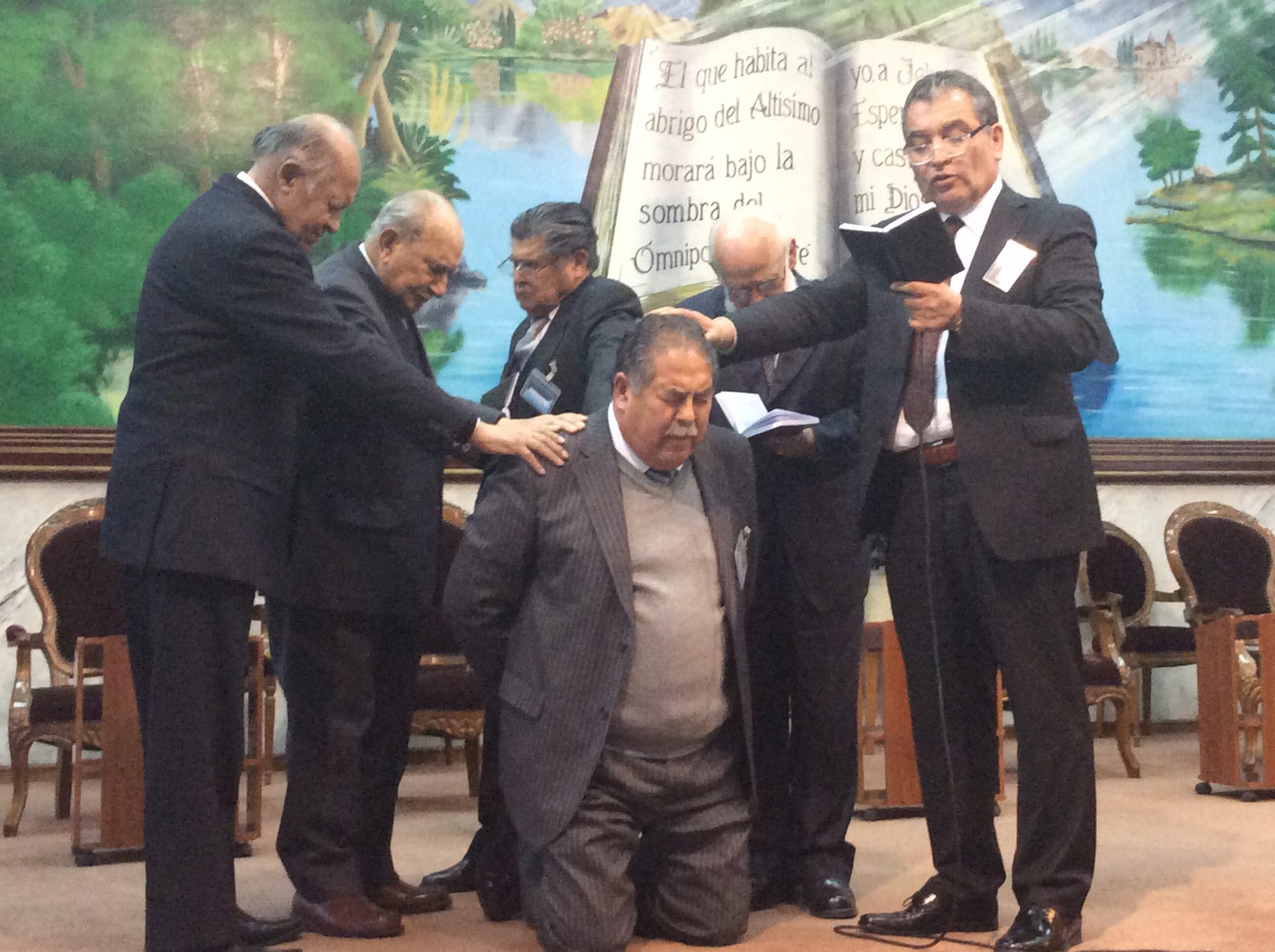 Mario Salfate, en el centro, en una imagen de archivo durante una de las ceremonias religiosas. (Foto Prensa Libre: IMP)