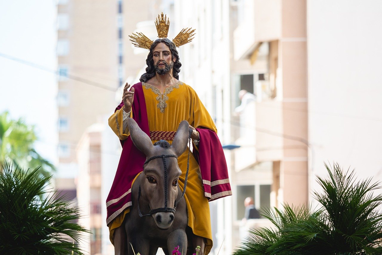El Domingo de Ramos se celebra la entrada triunfal de Jesús a Jerusalén. Este año, debido a la crisis sanitaria por el covid-19, la tradición será en casa. (Foto Prensa Libre: pixabay).