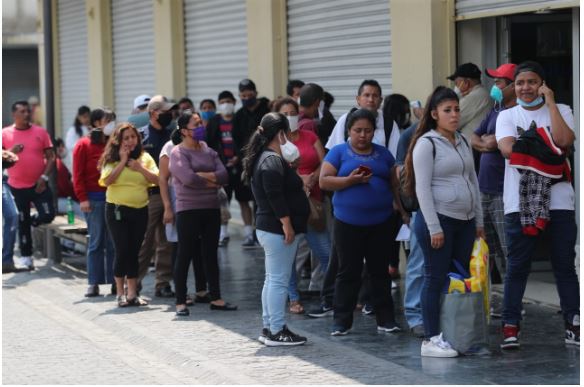 Las medidas para evitar el contagio de covid-19 sugieran hacer filas con separación de más de un metro. (Foto Prensa Libre: Érick Ávila)