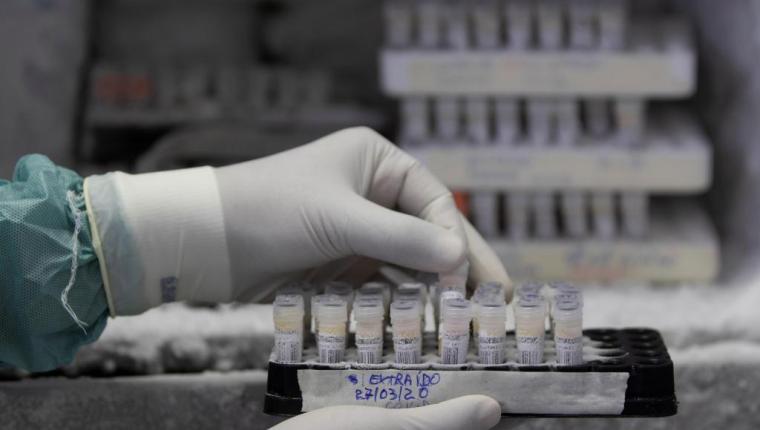 El mundo busca muchas estrategias para detener la propagación del coronavirus. (Foto Prensa Libre: EFE)