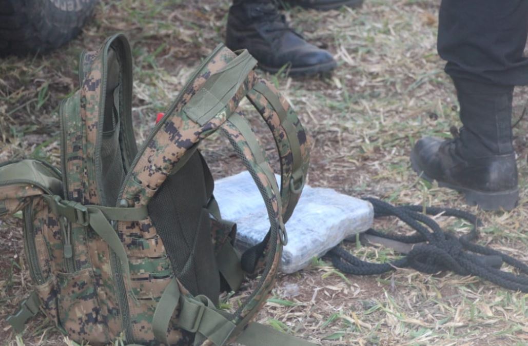El soldado capturado en Las Cruces, Petén, llevan dos kilos de cocaína en su mochila. (Foto Prensa Libre: MP)