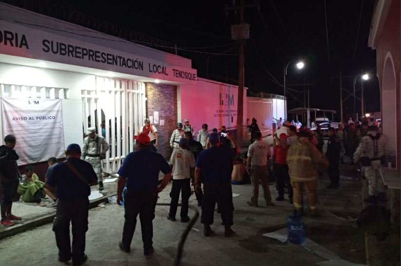 Los detenidos reclamaban el riesgo de permanecer detenidos. (Foto Prensa Libre: @72Tenosique)