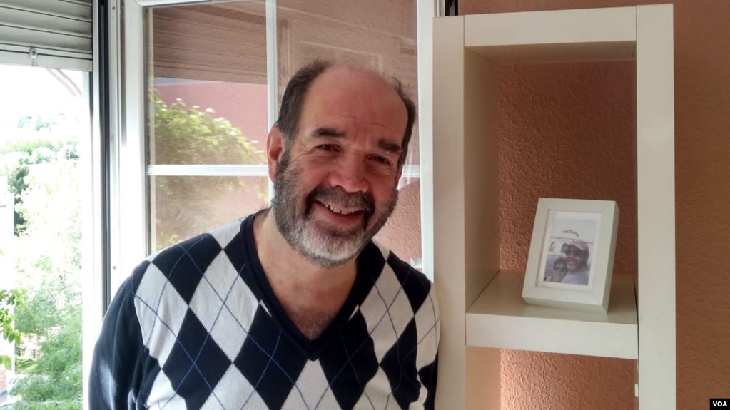 Remo, positivo por la COVID-19 en España, califica al personal de salud que le atendió en el hospital Gregorio Marañón como “ángeles azules”.