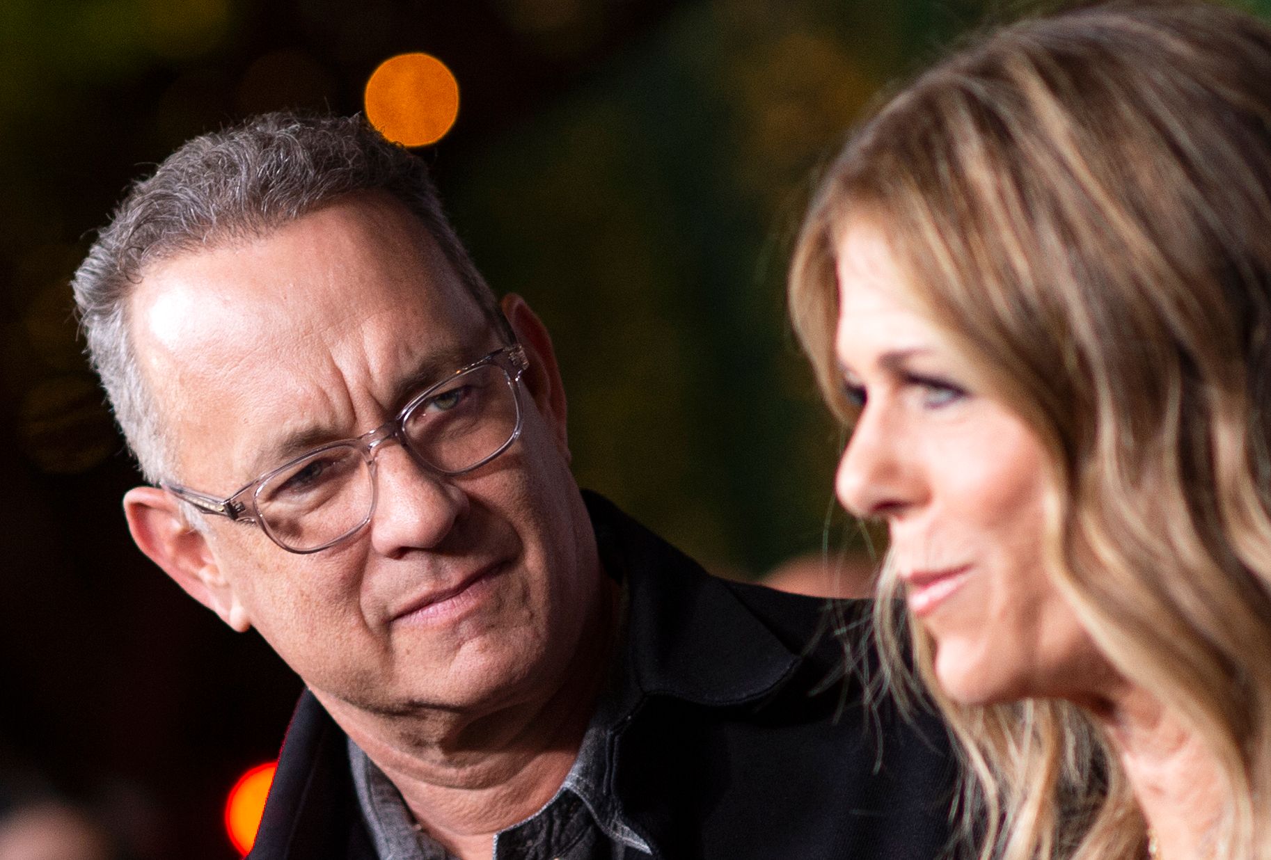 Tom Hanks cumple cuarentena junto a su esposa en su hogar, después de ser dados de alta por coronavirus. (Foto Prensa Libre: AFP).