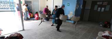 Ingreso al hospital de Totonicapán, donde estuvo una paciente que falleció por coronavirus. (Foto Prensa Libre: Hemeroteca PL)