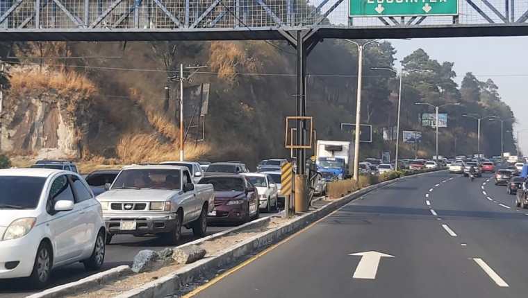 El paso de vehículos se reportó lento en el ingreso a la capital. (Foto Prensa Libre: PMT Villa Nueva)