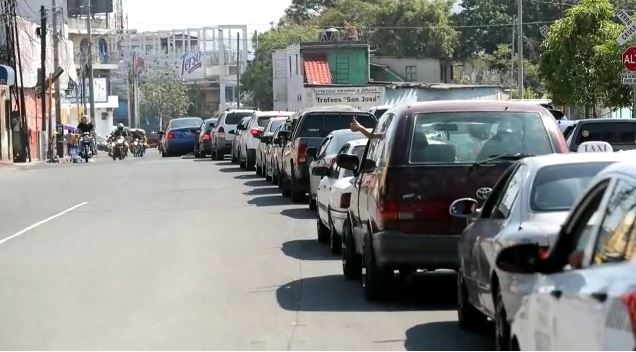 El tráfico se mantiene en varios municipios a pesar de las restricciónes. (Foto Prensa Libre: Érick Ávila)