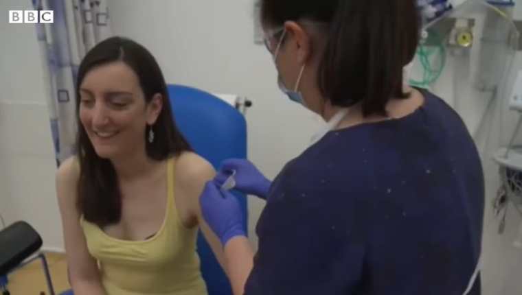 Una mujer es voluntaria en las pruebas de vacuna de coronavirus en Reino Unido