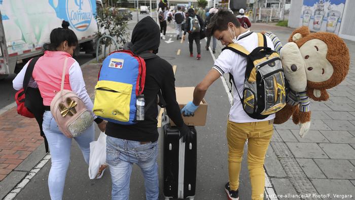 Migrantes venezolanos en Bogotá salen a pie hacia la frontera venezolana.