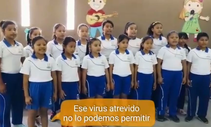 Previo a la emergencia por el covid-19 en Guatemala, niños de la escuela de Fundación Adentro de Ixcanal grabaron el video. (Foto Prensa Libre: Imagen tomada de Facebook).