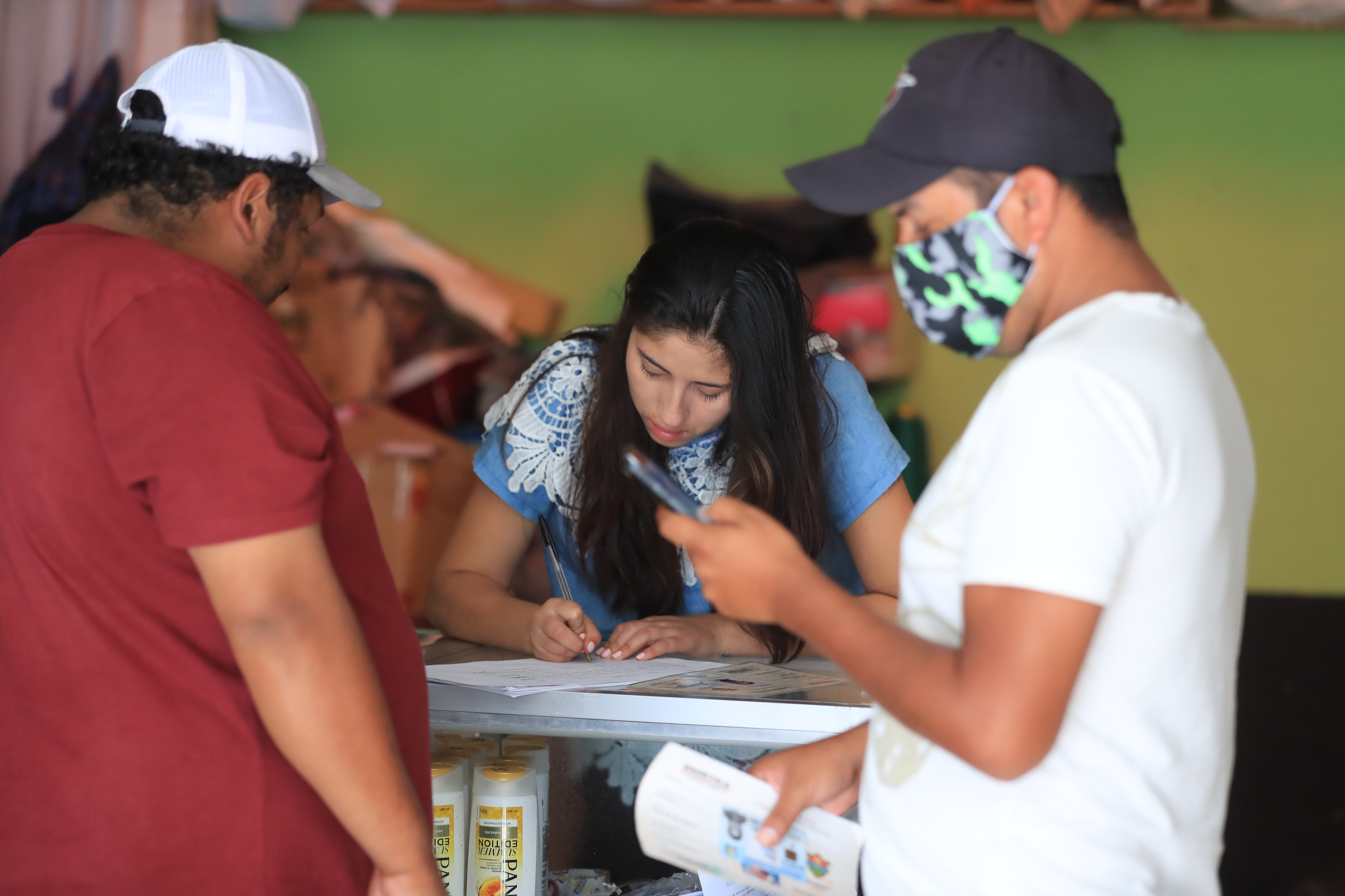 Pilotos de buses y de taxis han acudido a la Asociación de Viudas de Pilotos para aportar su firma y pedir ayuda económica al gobierno.(Foto Prensa Libre: Juan Diego González)