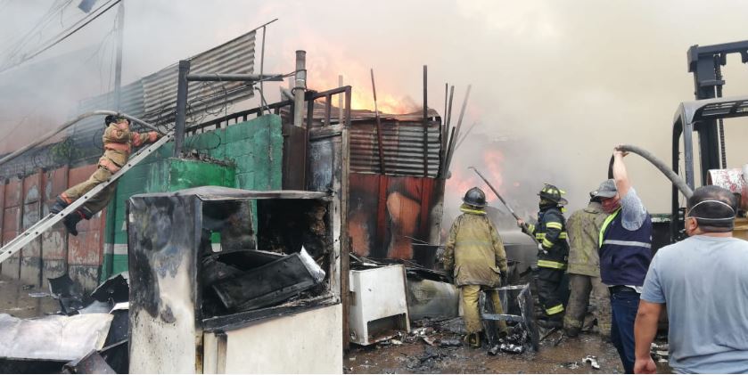 El material que iba a ser reciclado se consumió. (Foto Prensa Libre: Bomberos Voluntarios)