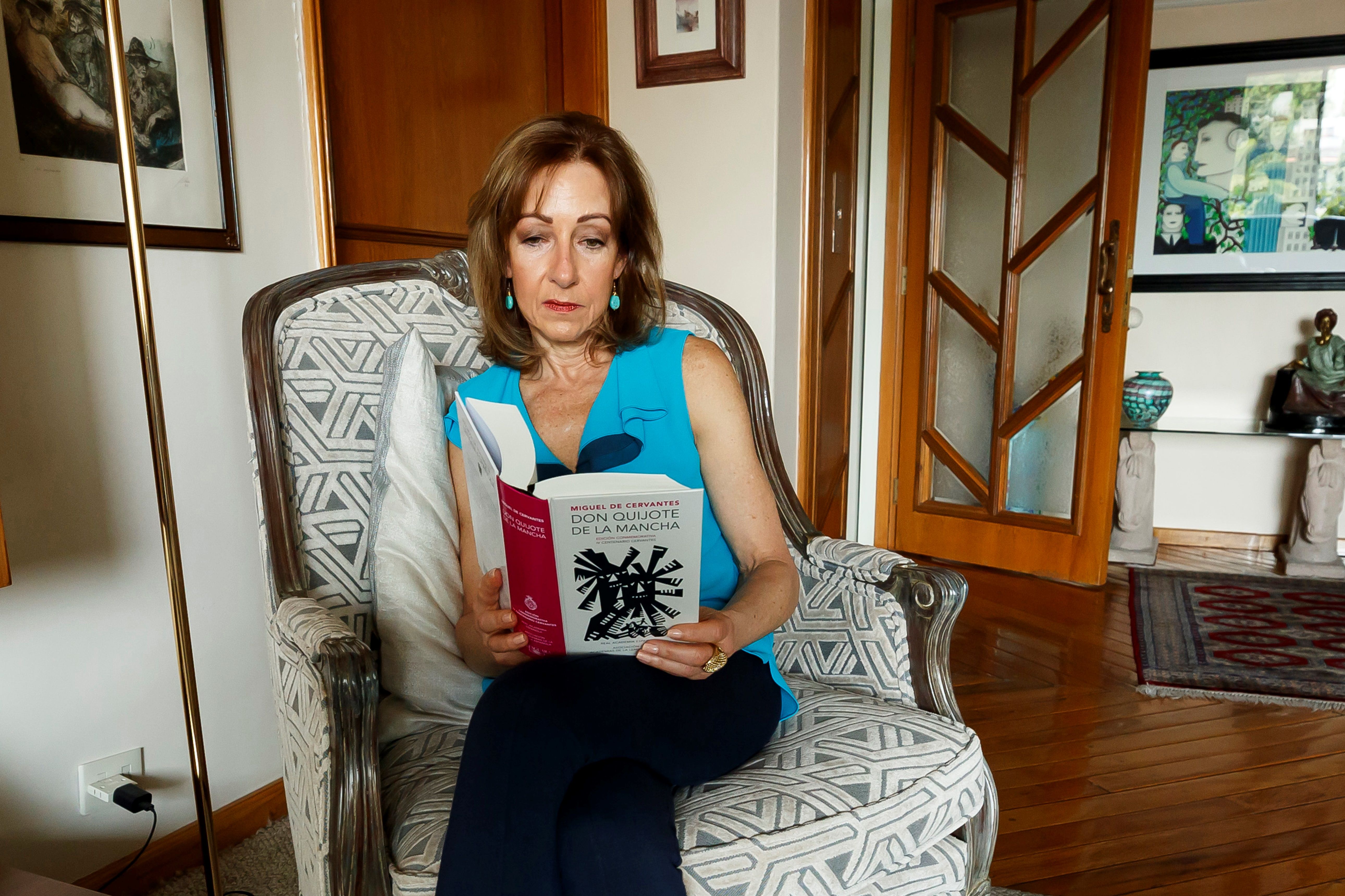  La escritora mexicana Sandra Frid lee El Quijote, en su apartamento en Ciudad de México. (Foto Prensa Libre: EFE/José Méndez).