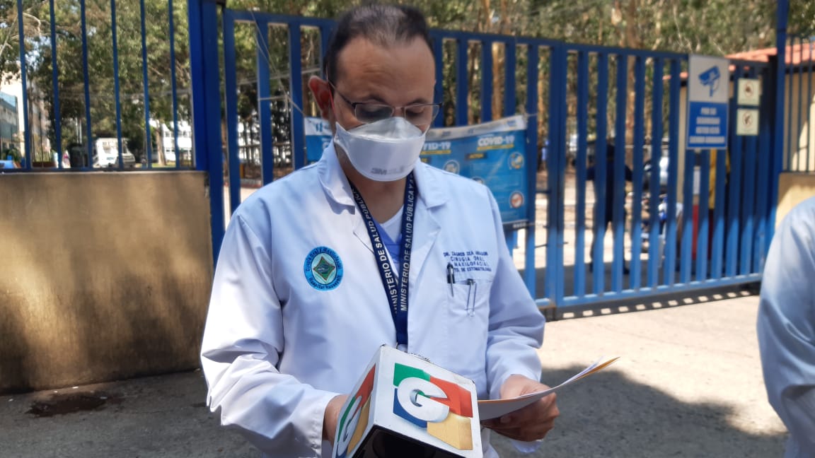 El doctor Zagreb Zea da declaraciones a la prensa. (Foto Prensa Libre: Dulce Rivera).