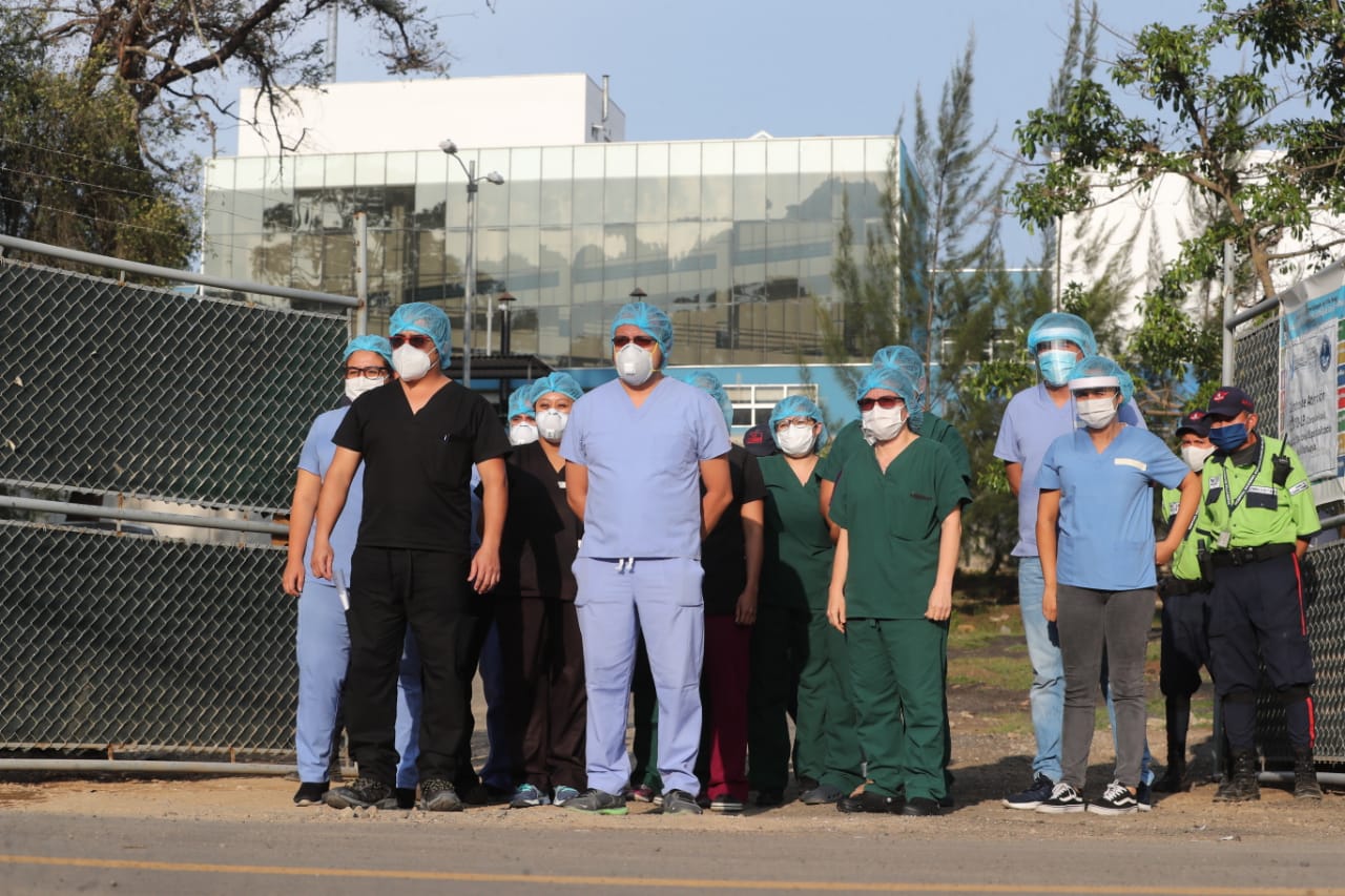 Médicos que salieron a la puerta principal del hospital en Villa Nueva. (Foto Prensa Libre: Érick  Ávila).