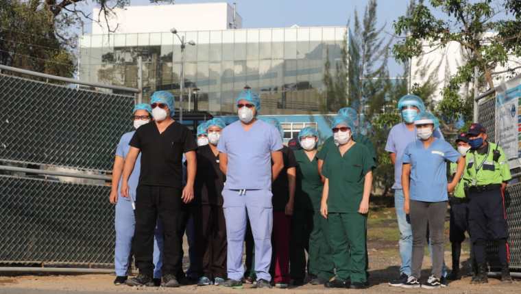 Médicos que salieron a la puerta principal del hospital en Villa Nueva. (Foto Prensa Libre: Érick  Ávila).