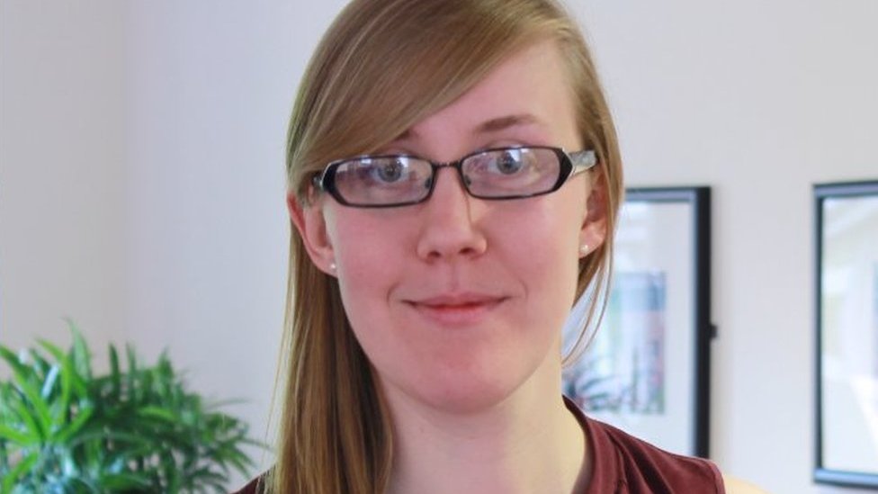 A Eloise la intimidada y escupieron en el colegio por actuar de manera diferente a sus compañeros. Eloise Stark