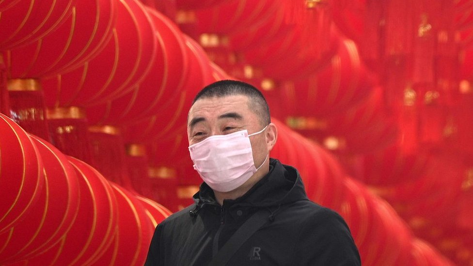 La imagen personas usando mascarillas en las calles está muy extendida en muchos lugares de Asia, incluyendo China. GETTY IMAGES