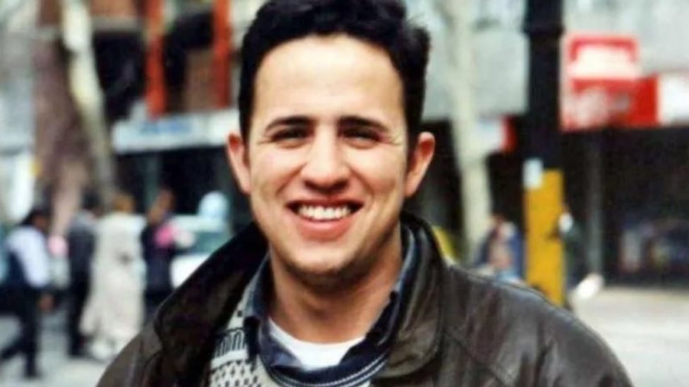 El comunicador social Alejo Hunau fue asesinado con una botella de vino en su apartamento en 2004.