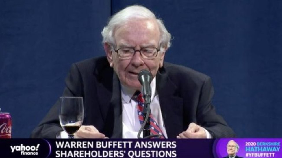Warren Buffett hizo el anuncio durante la junta anual de accionistas de Berkshire Hathaway. (Foto Prensa Libre: Reuters)